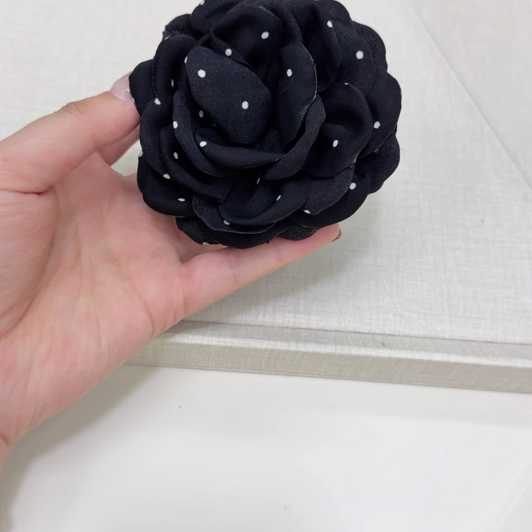 棉氨波点花朵6米抓夹黑色