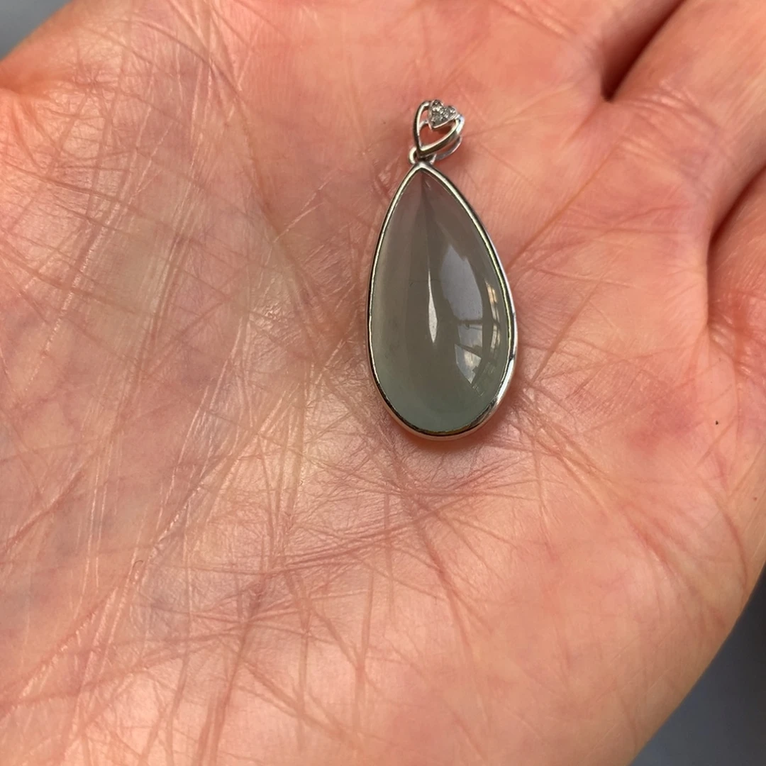 翡翠18K金镶嵌颈饰瓜