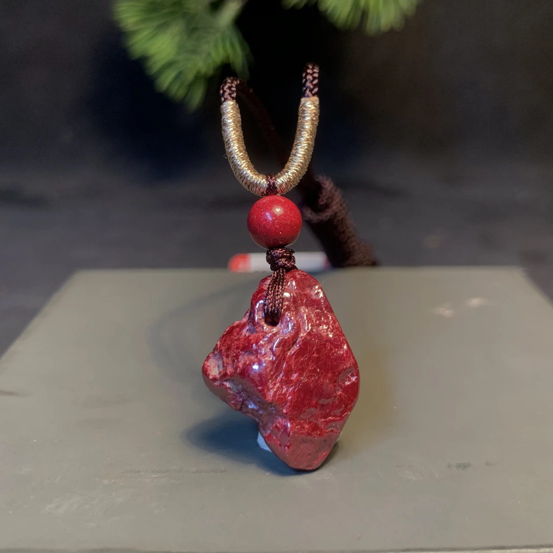 天然辰砂原矿晶体狗头砂女款吊坠11.3克