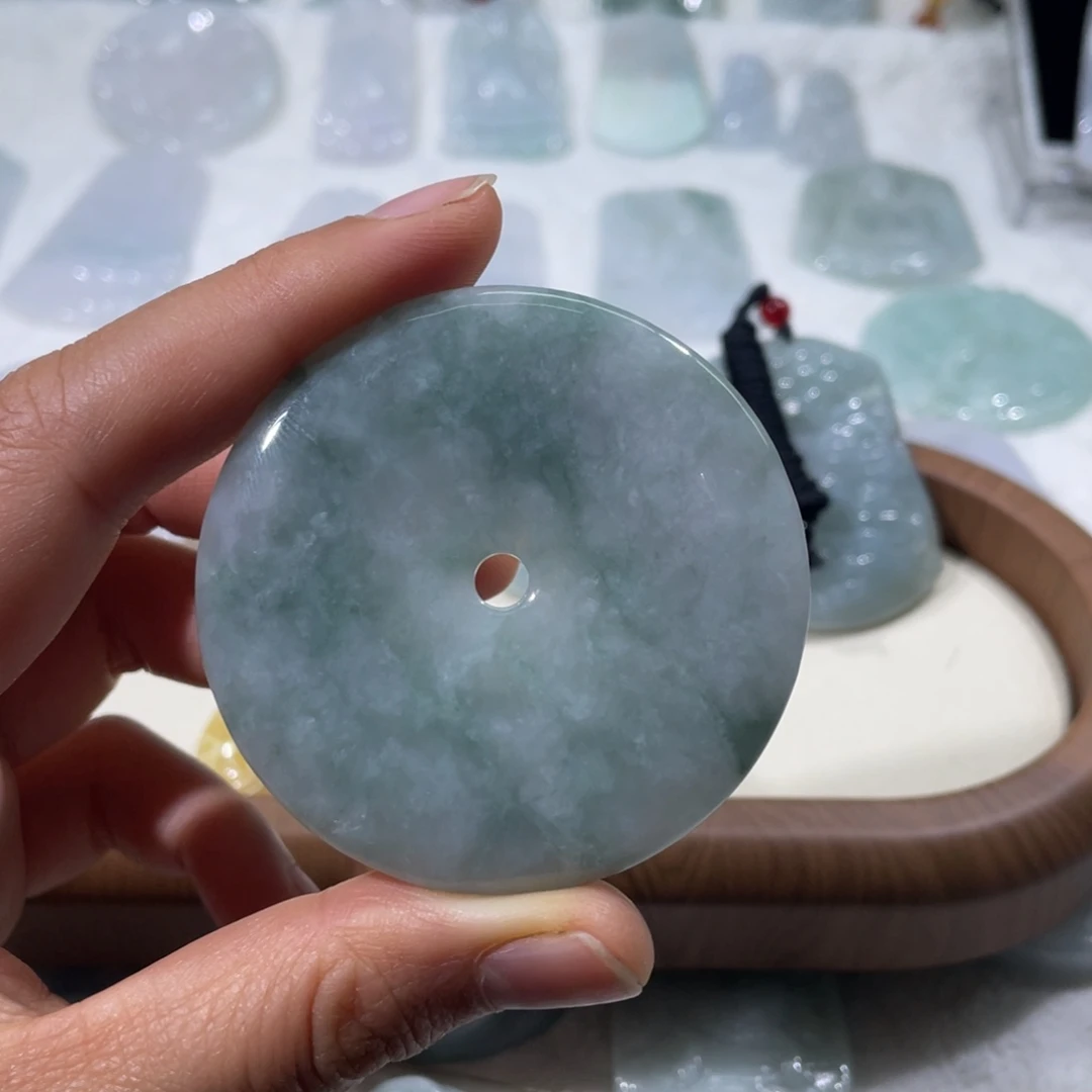 翡翠未镶嵌颈饰平安扣