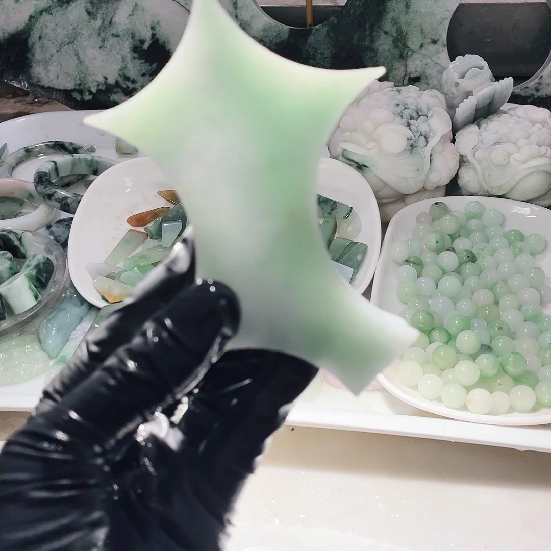 翡翠未镶嵌颈饰边角料