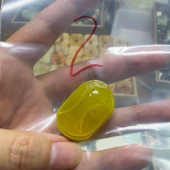 透闪石-蛇纹石玉吊坠未镶嵌