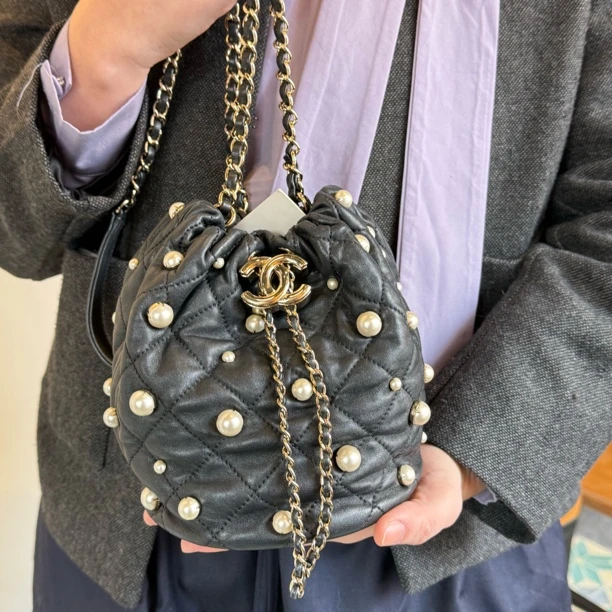 95新 Chanel/香奈儿 Chanel 黑金链条珍珠抽绳水桶包/H0012893