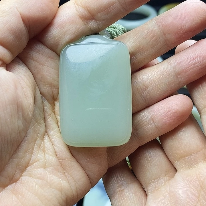 红***姐和田玉未镶嵌颈饰