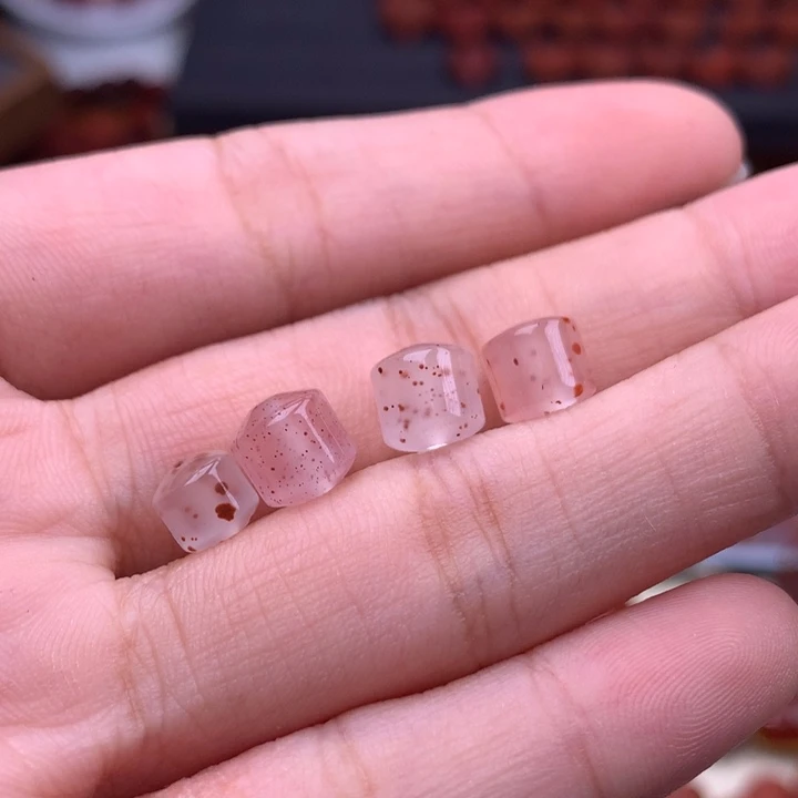 南红玛瑙未镶嵌珠宝半成品直切