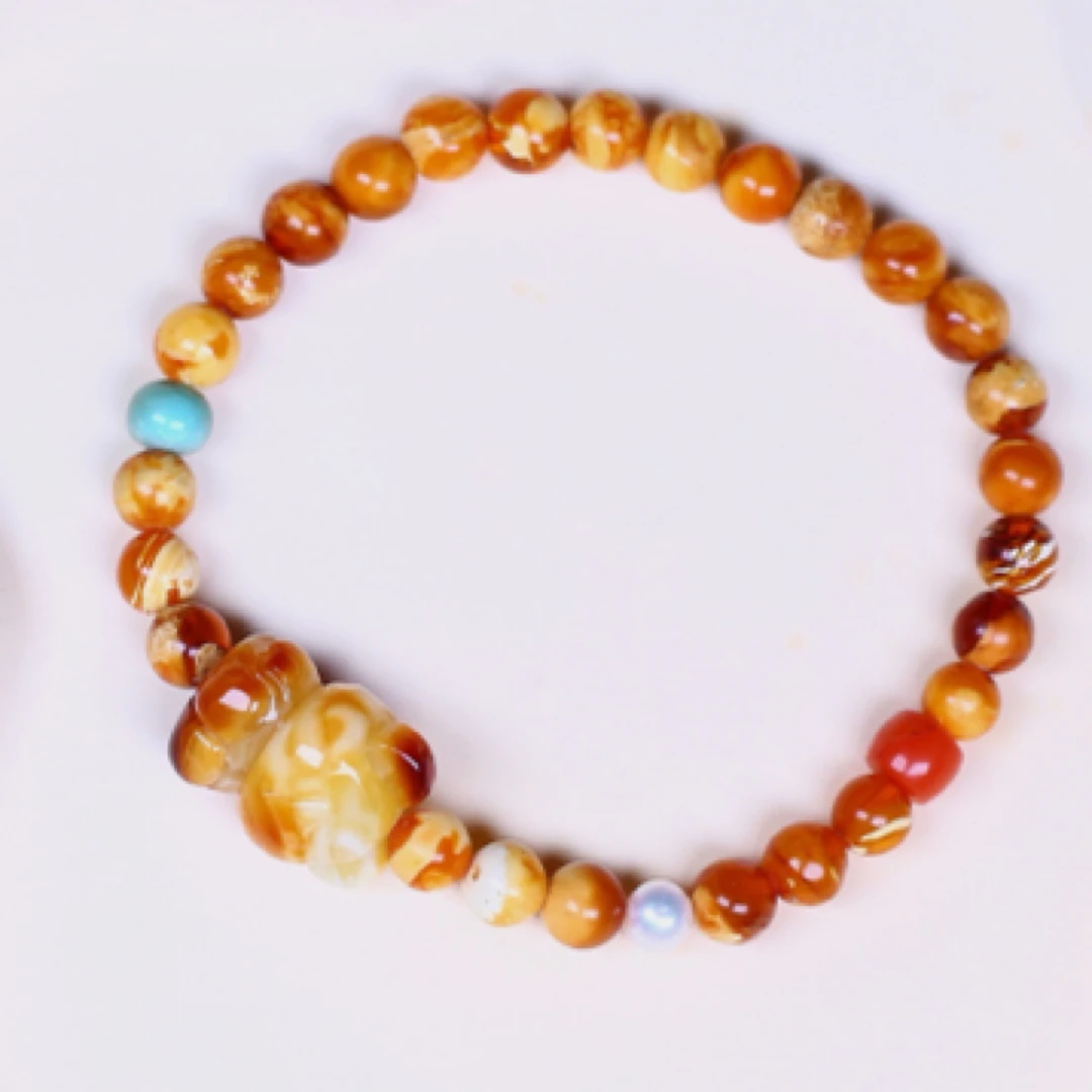 6+mm老蜡手串搭配沁色熊崽 5.1克，上手可爱，送礼也挺好