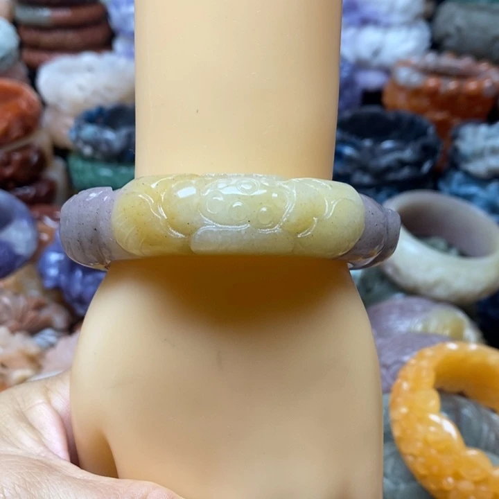 未镶嵌手镯石英质玉（佘太翠）
