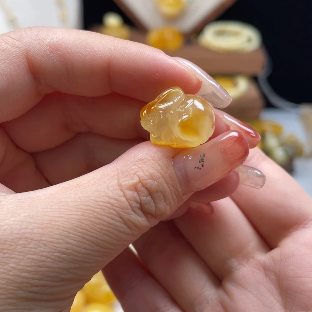 琥珀未镶嵌珠宝奇石小兔子