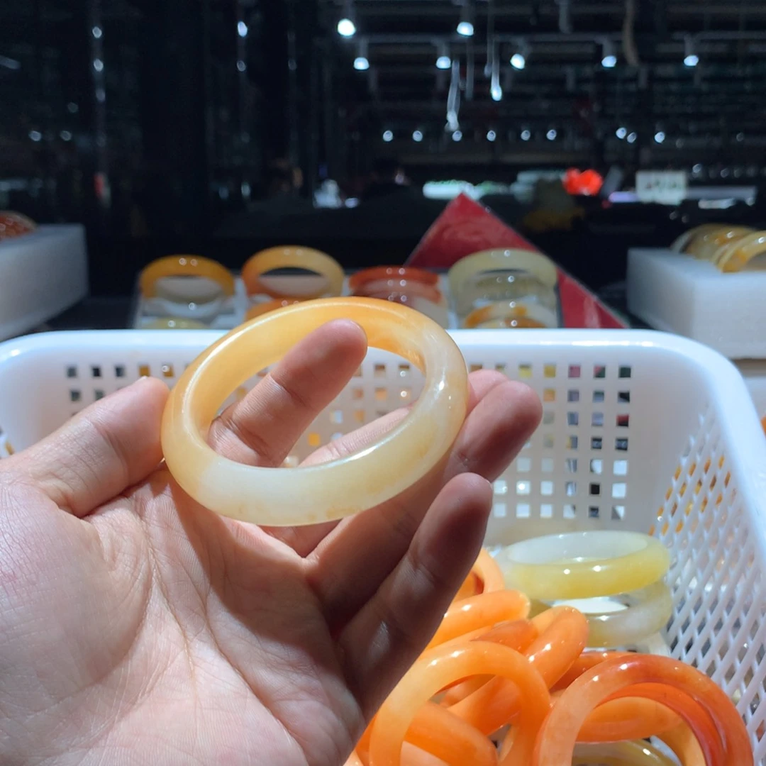 未镶嵌手镯石英质玉雲*