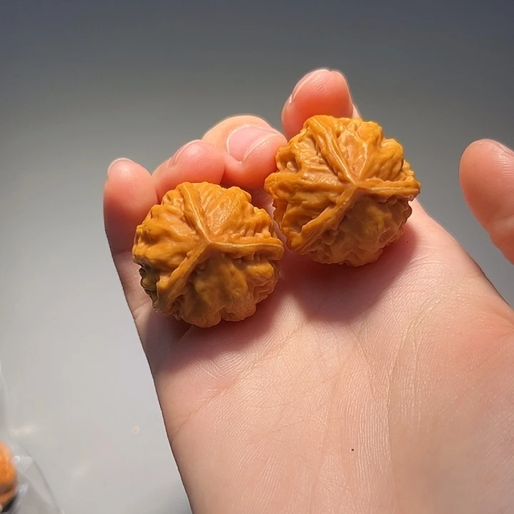 郑***颖把件文玩核桃三棱476