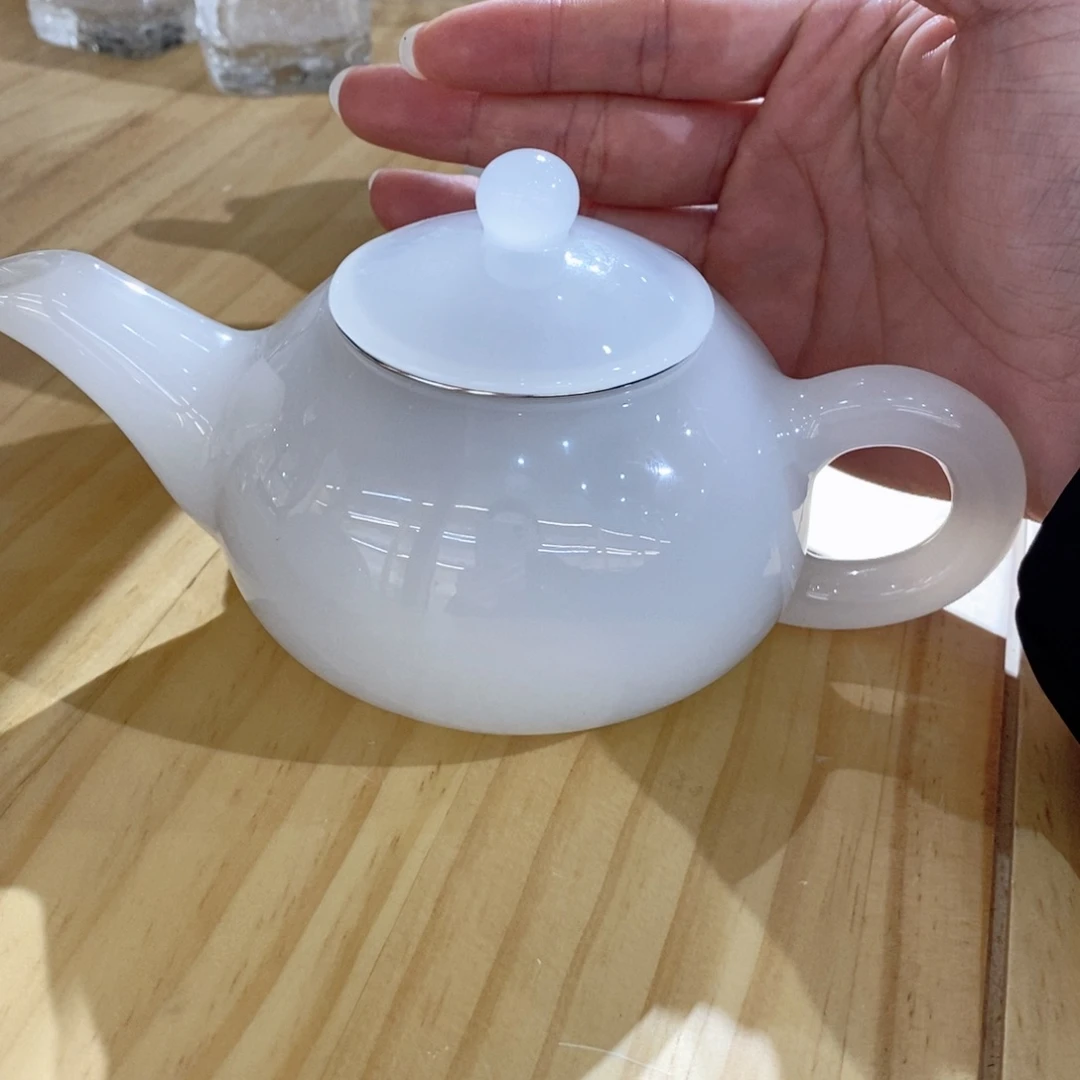 白玉琉璃茶壶一把