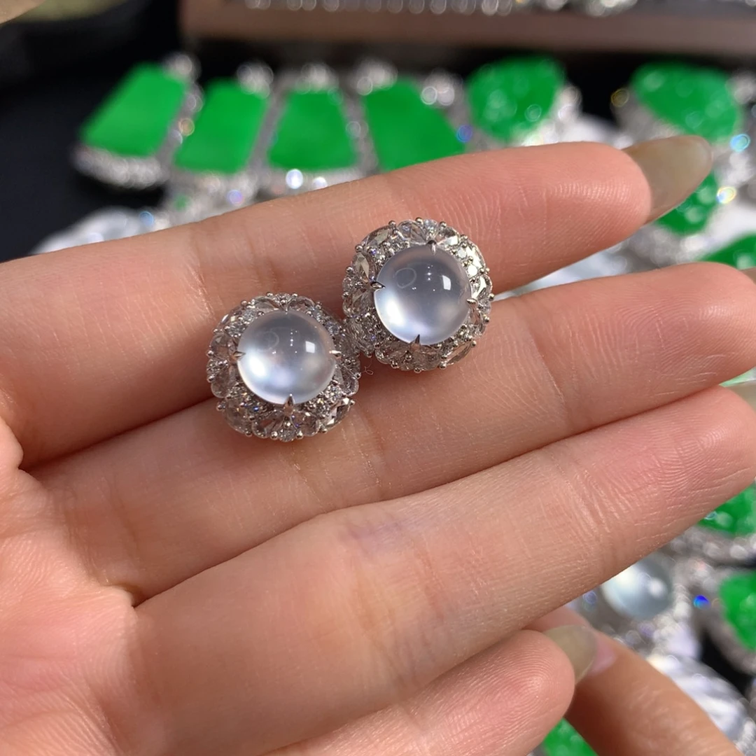 翡翠18K金镶嵌颈饰蛋面耳钉