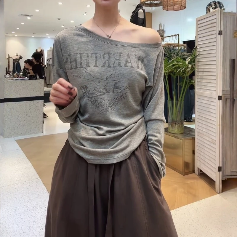 别致露肩斜领长袖打底衫女2025秋季新款字母印花休闲百搭显瘦上衣