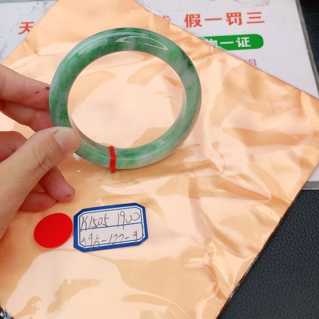 翡翠手镯未镶嵌翡翠