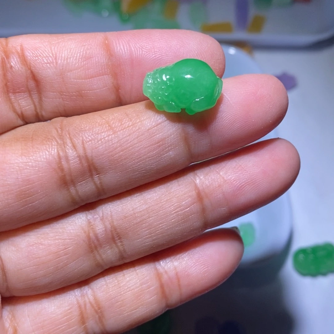 颈饰未镶嵌翡翠是****）