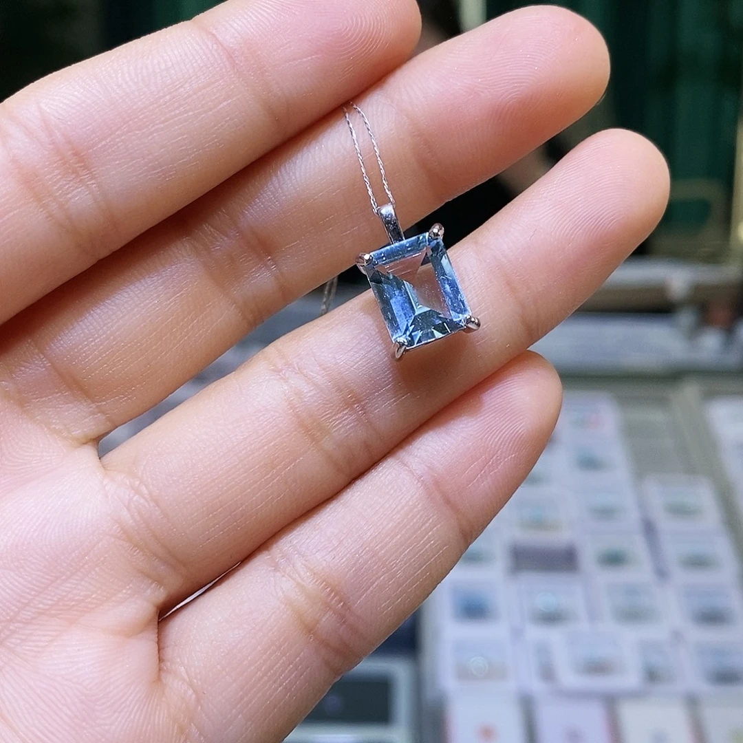 H***n吊坠(赠链)海蓝宝石银S925镶嵌天然海蓝宝石