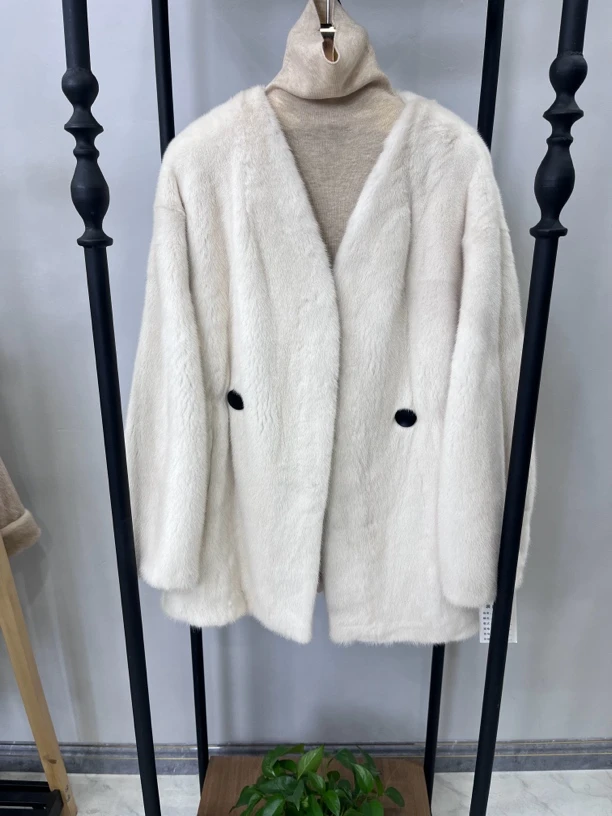 街头中长款珍珠白通勤风女均码短款V领