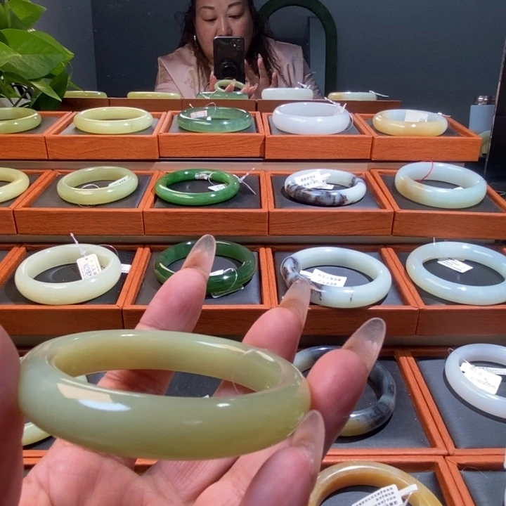 和田玉未镶嵌手镯