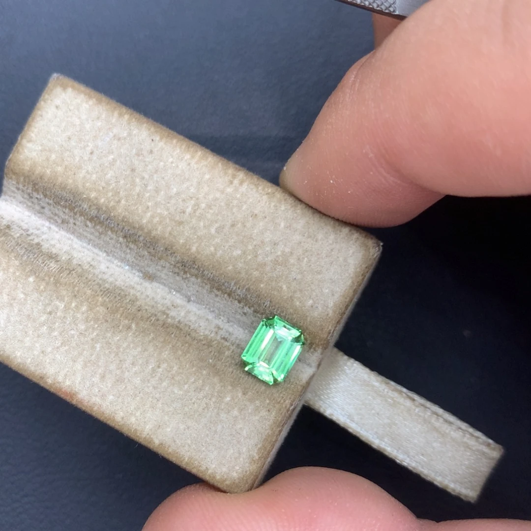 未镶嵌裸石石榴石（沙弗莱）1.04ct