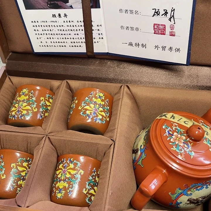 紫砂茶壶原矿泥料，手工制作一把紫砂壶。