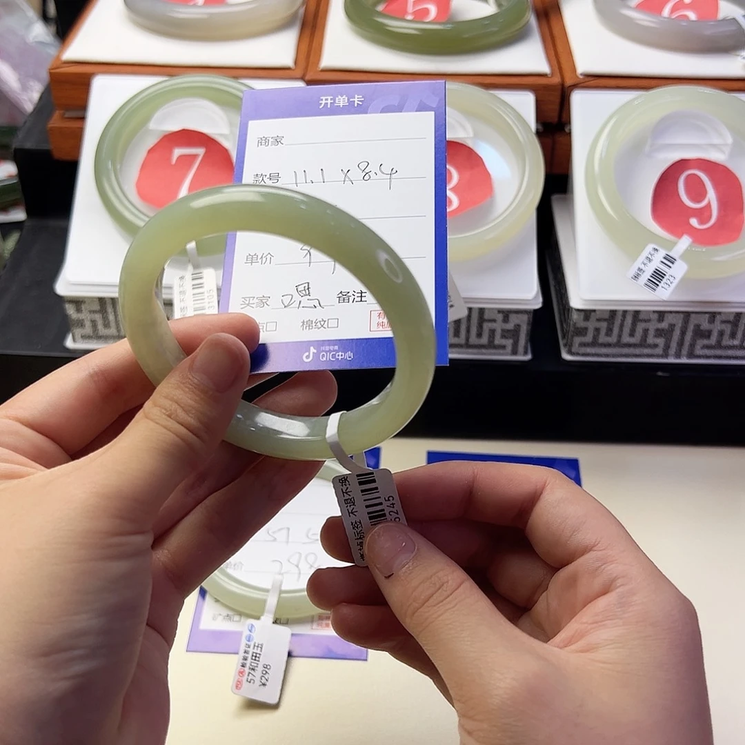 和田玉手镯未镶嵌嗯*。