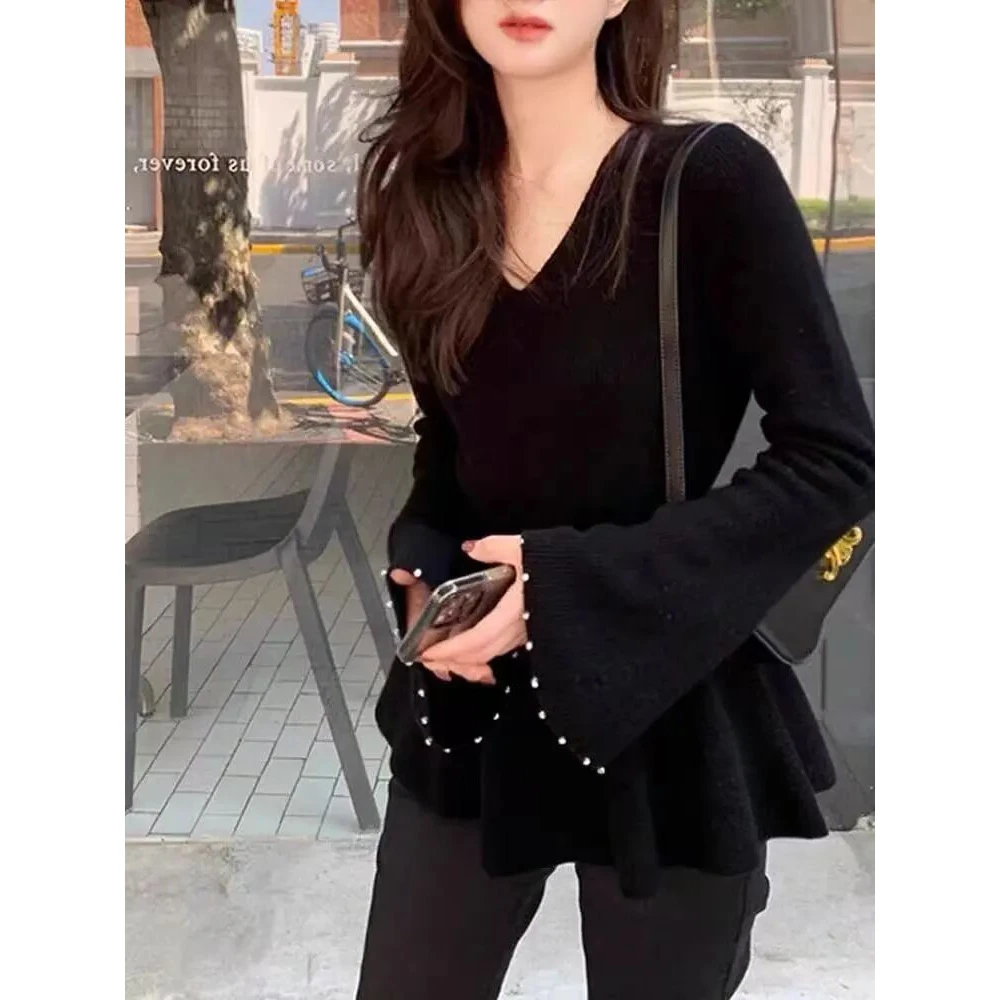 秋冬新款黑色镶钻喇叭袖v领针织打底衫女显瘦别致设计感内搭上衣