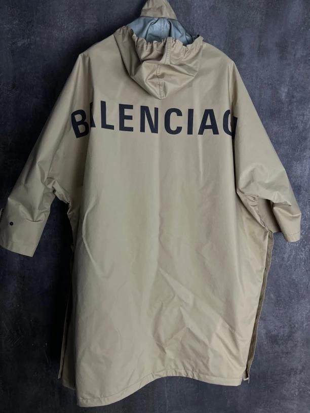 34码*1 全新未使用/Balenciaga 卡奇色背后大logo冲锋衣/00102