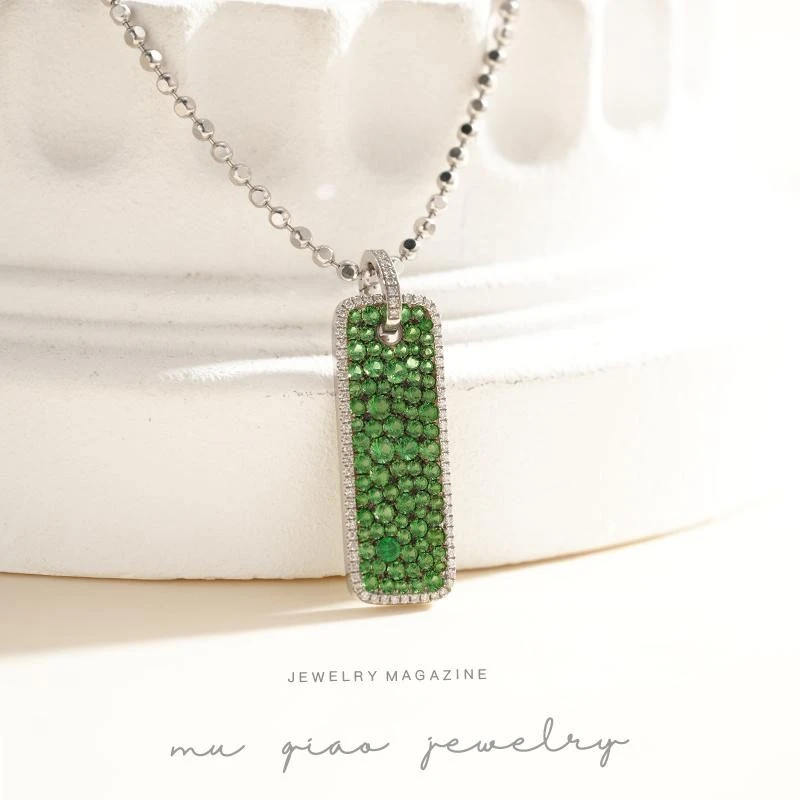18K金镶嵌翠绿莎弗莱吊坠时尚大气百搭女