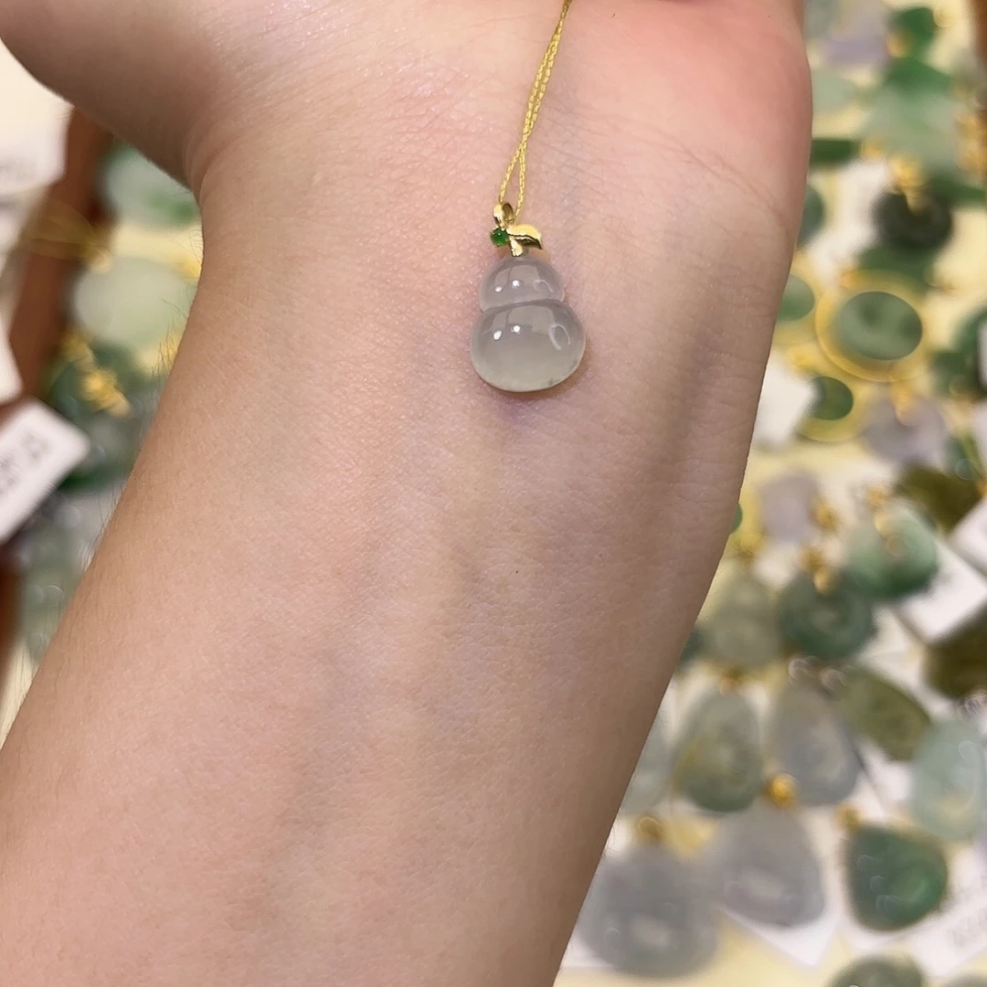 翡翠18K金镶嵌颈饰葫芦