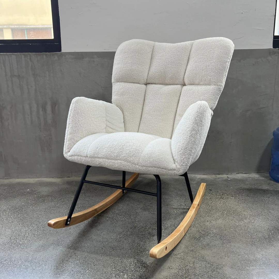 白色羊羔毛摇椅实木框架