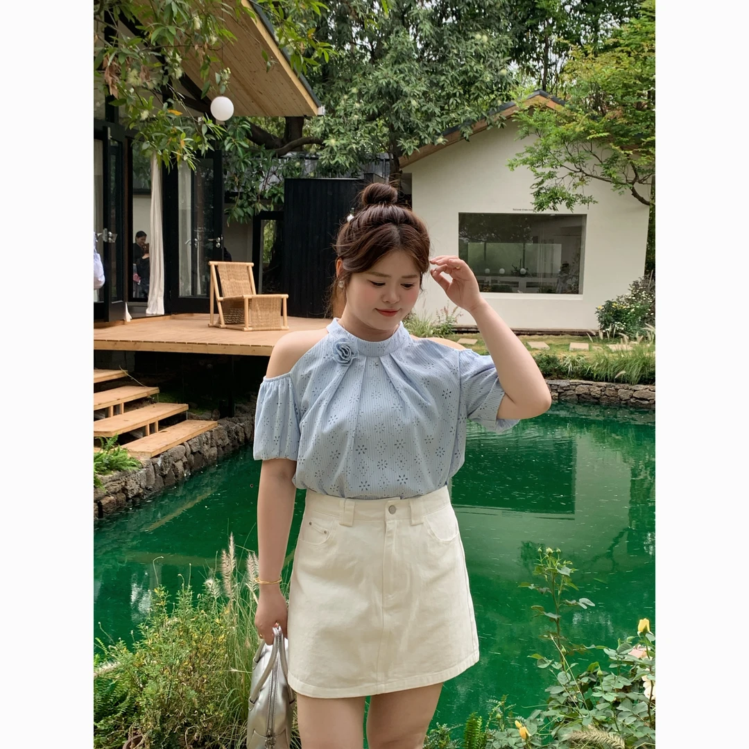 Dottie Ting【繁星点缀】大头婷微胖夏季镂空露肩花朵胸针短袖上衣