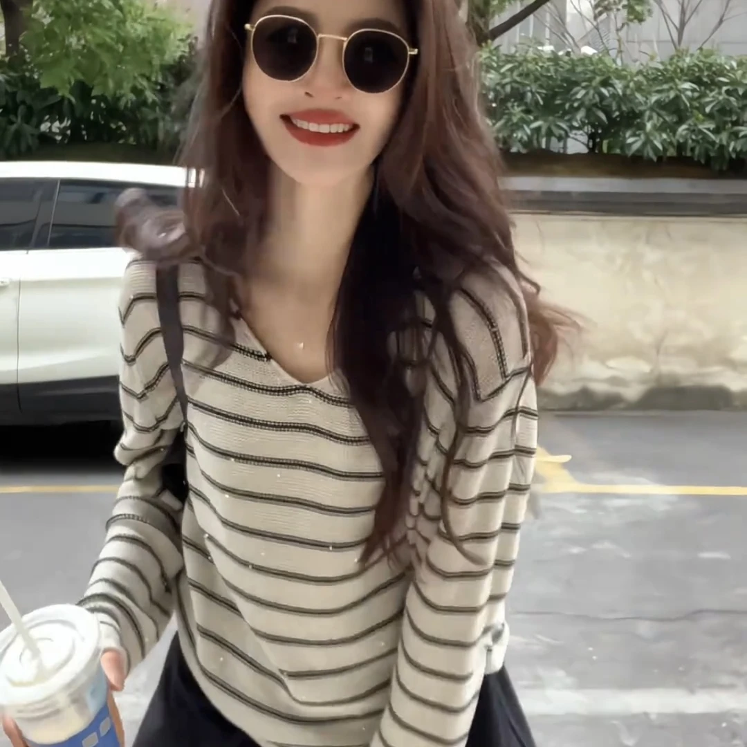 2025早秋新款撞色条纹长袖V领T恤女炸街独特漂亮宽松薄款针织上衣