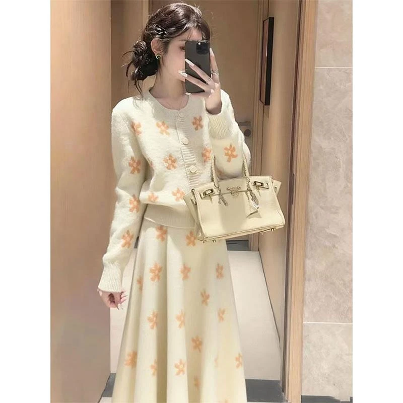 秋冬温柔富家千金感巨好看的慵懒松弛感小香风米色针织连衣裙套装