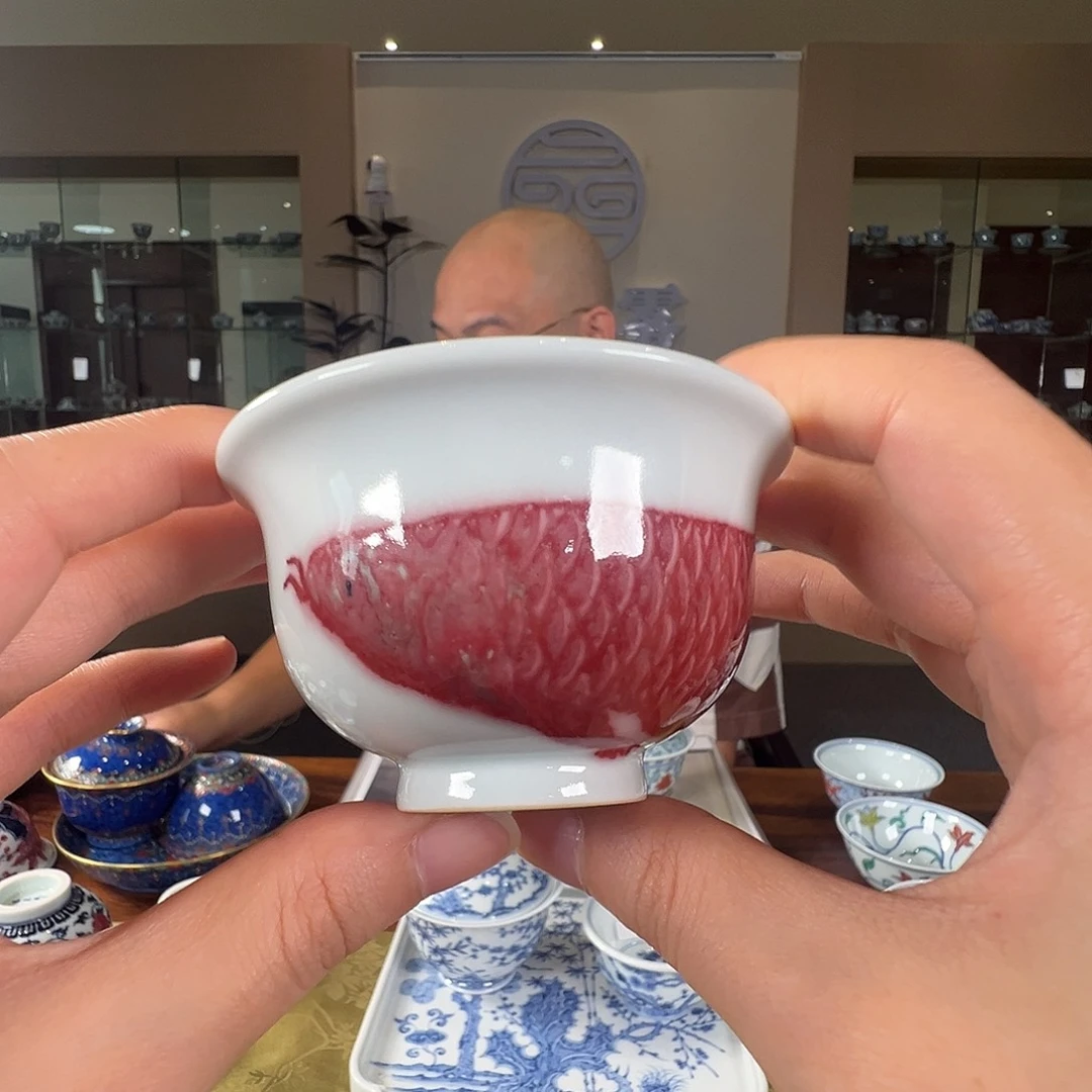 釉里红压手鱼杯。