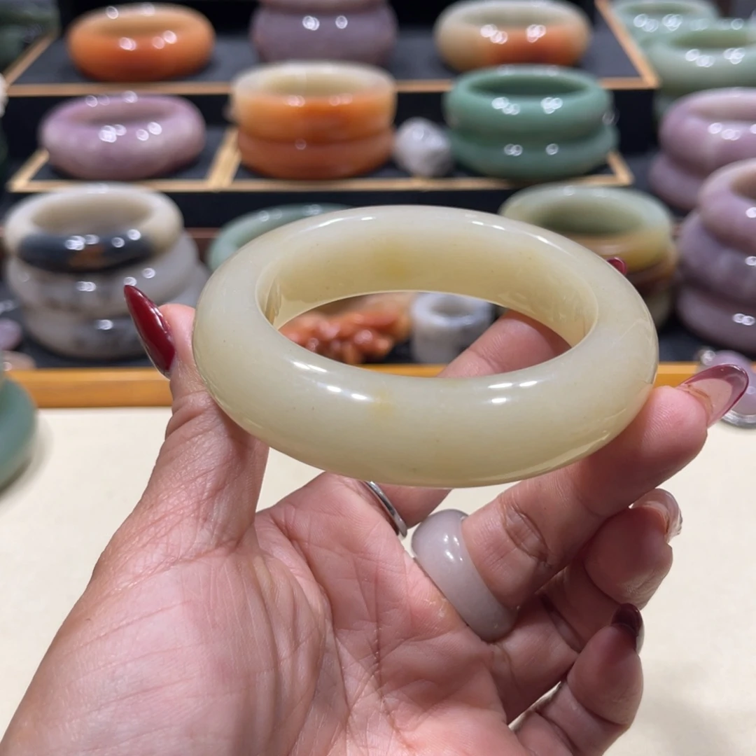 未镶嵌手镯石英岩玉