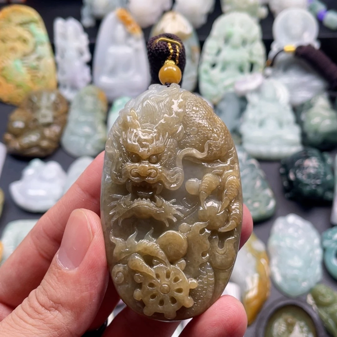 颈饰未镶嵌翡翠大****?翡翠
