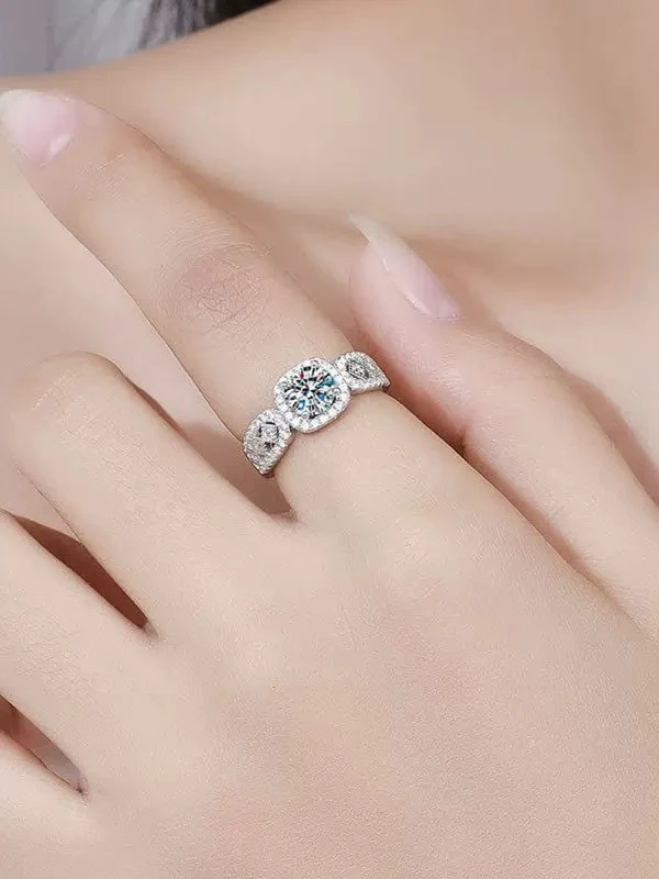 925银莫桑石戒指 【蕾丝方包】1克拉主石
