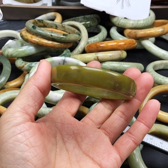 蛇纹石玉手镯未镶嵌玛*修