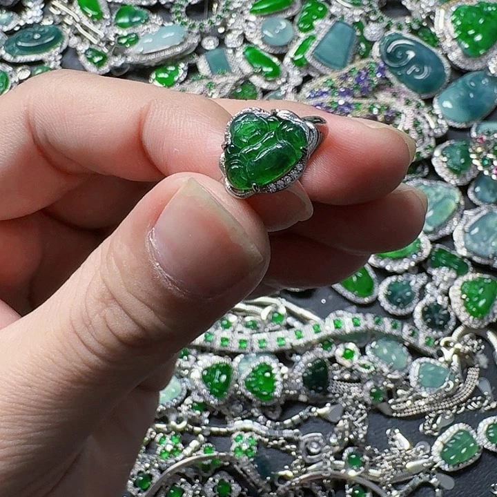 翡翠颈饰未镶嵌天然A货翡翠放漏