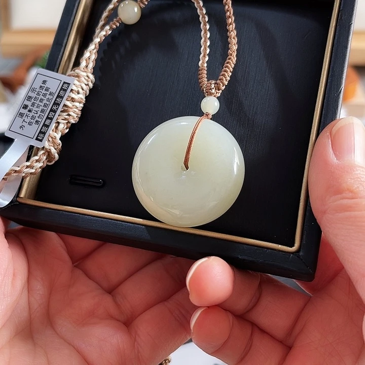 都***嗦和田玉未镶嵌颈饰