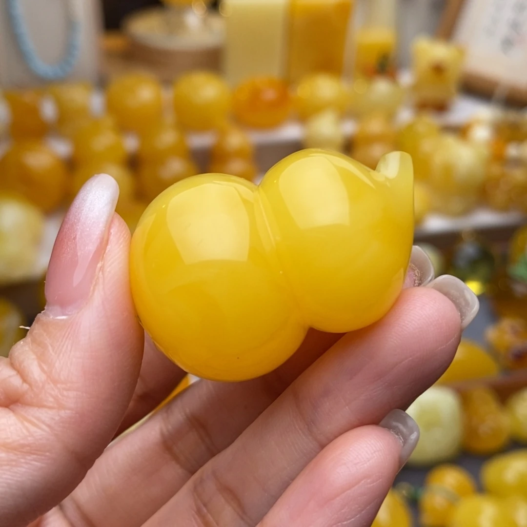 李***！蜜蜡未镶嵌颈饰葫芦