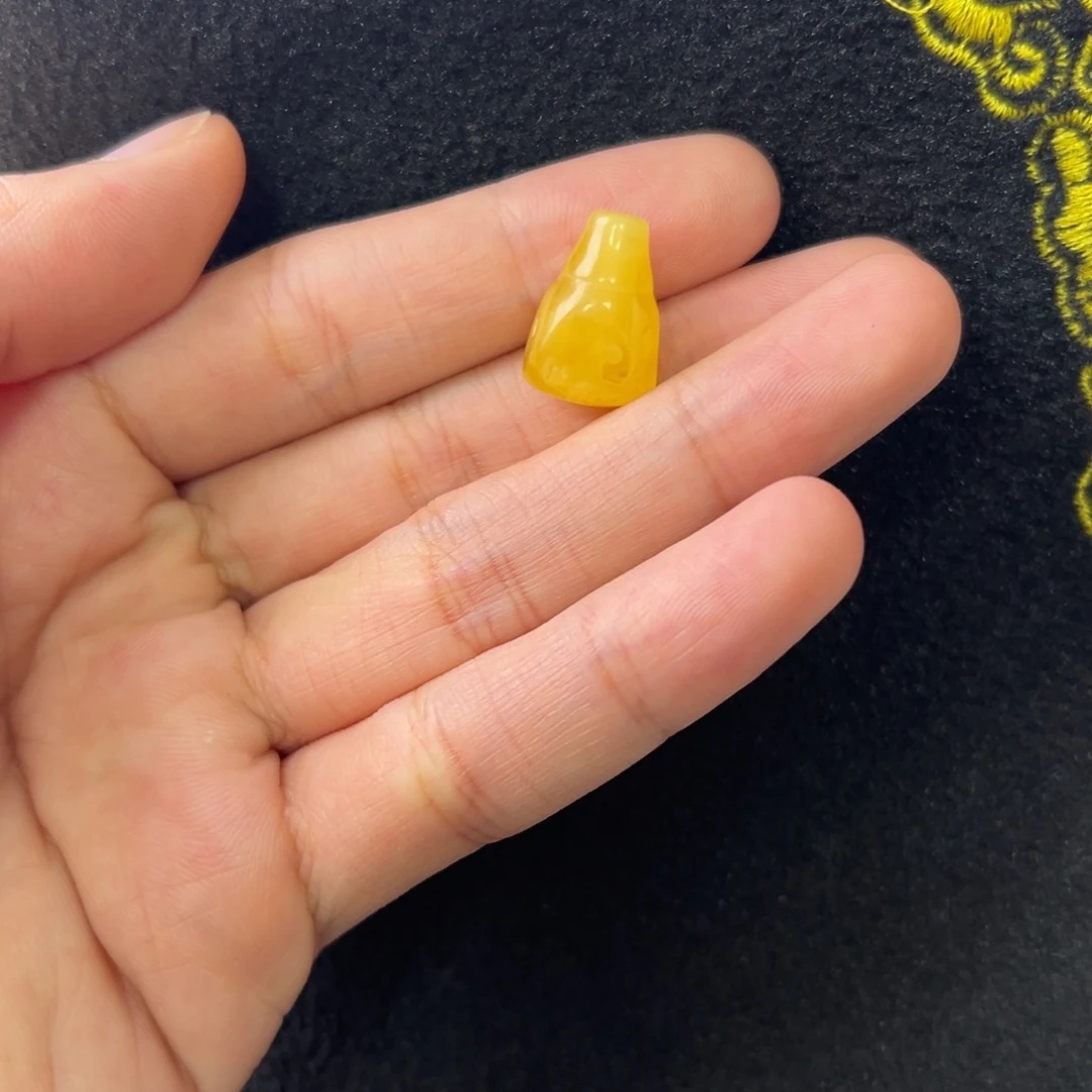 未镶嵌琥珀珠宝奇石