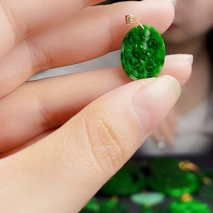 翡翠18K金镶嵌颈饰多样性