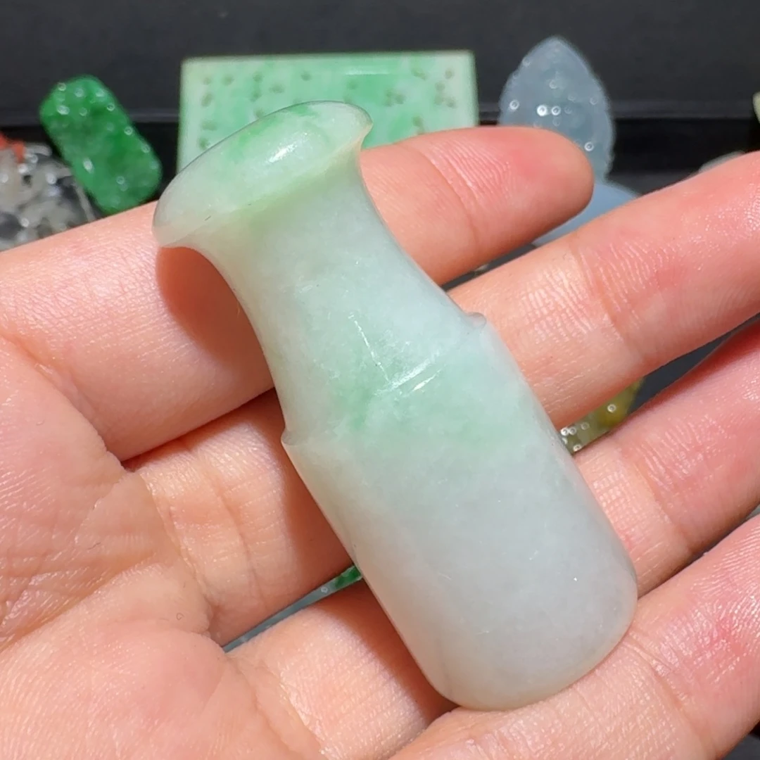 三***N翡翠未镶嵌颈饰烟嘴