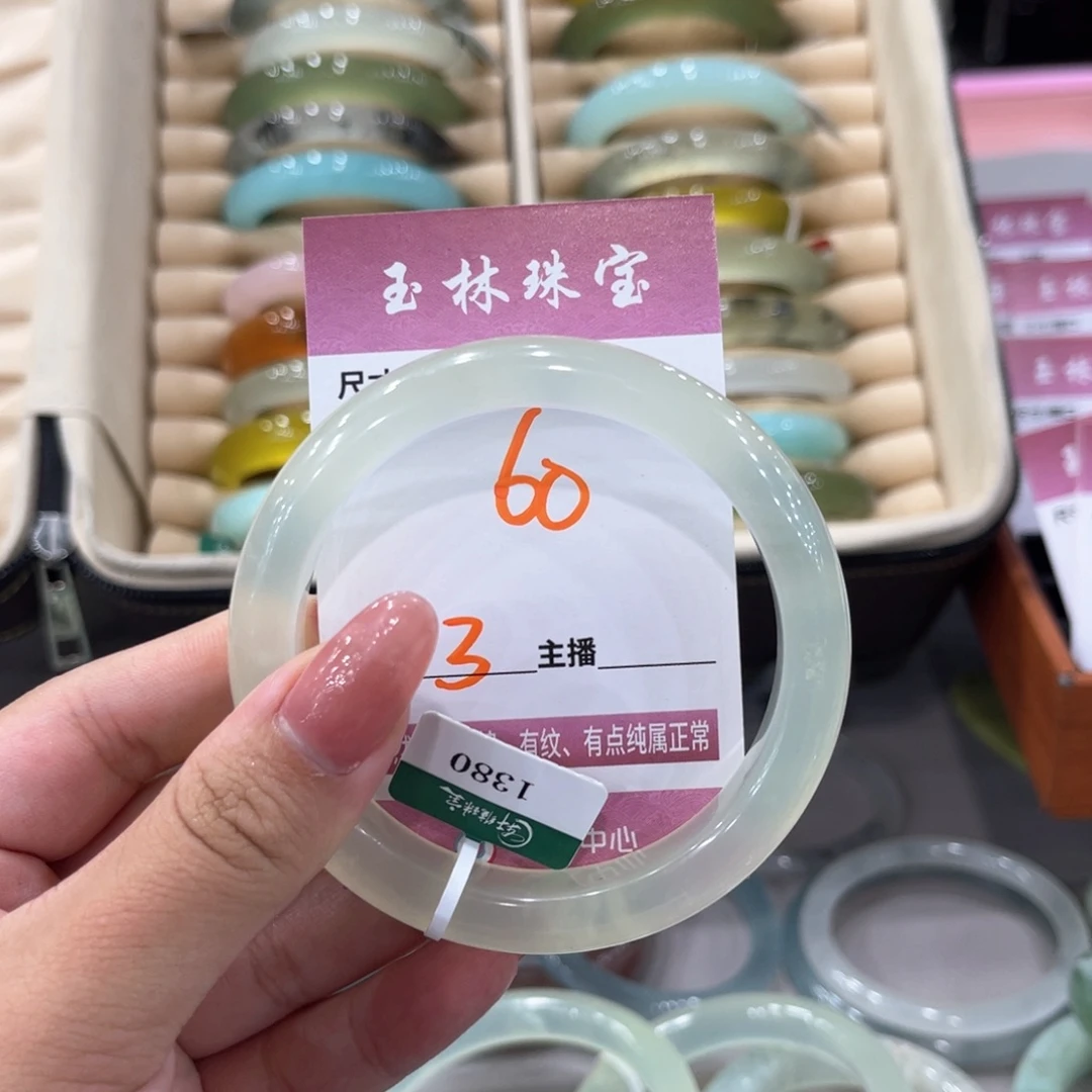 婷****未镶嵌蛇纹石玉手镯