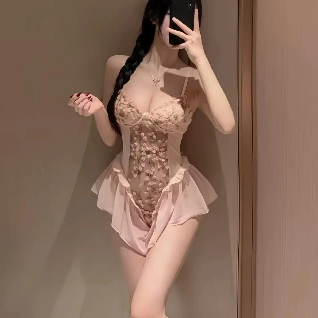 粉色修身花苞裙