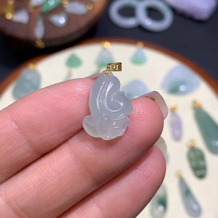 翡翠18K金镶嵌颈饰