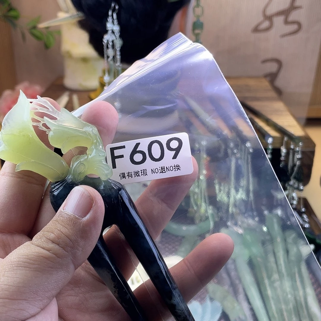 蛇纹石玉发饰未镶嵌花*。