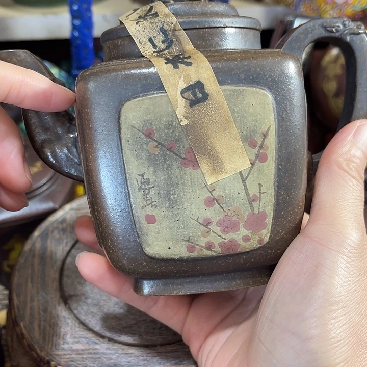 茶壶紫泥原矿泥料手工制作的一把紫砂壶。