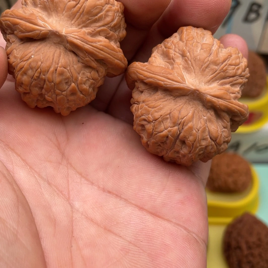 文玩核桃吊坠血麒麟40
